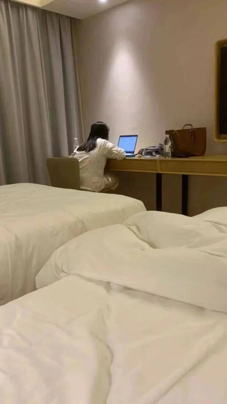 今天在賓館,和隔壁的阿姨做了,她叫去去她屋里修電腦,