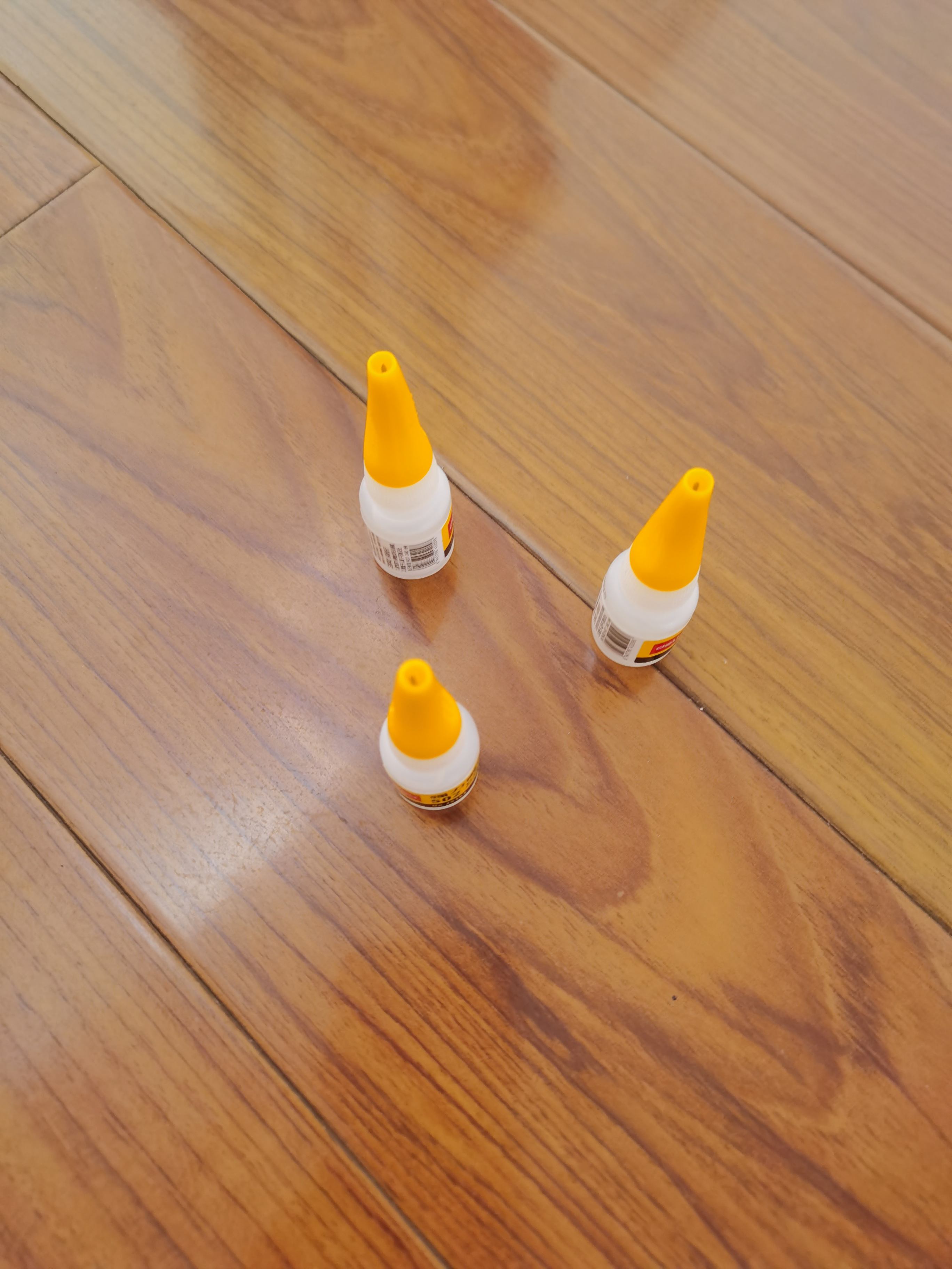 求問玻璃膠可以粘塑料嗎