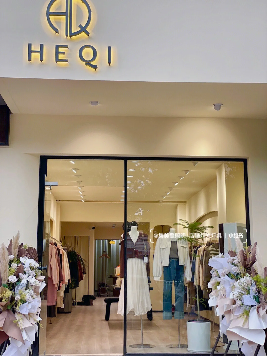三十幾平米女裝店米黃色壁紙燈具怎么裝呢