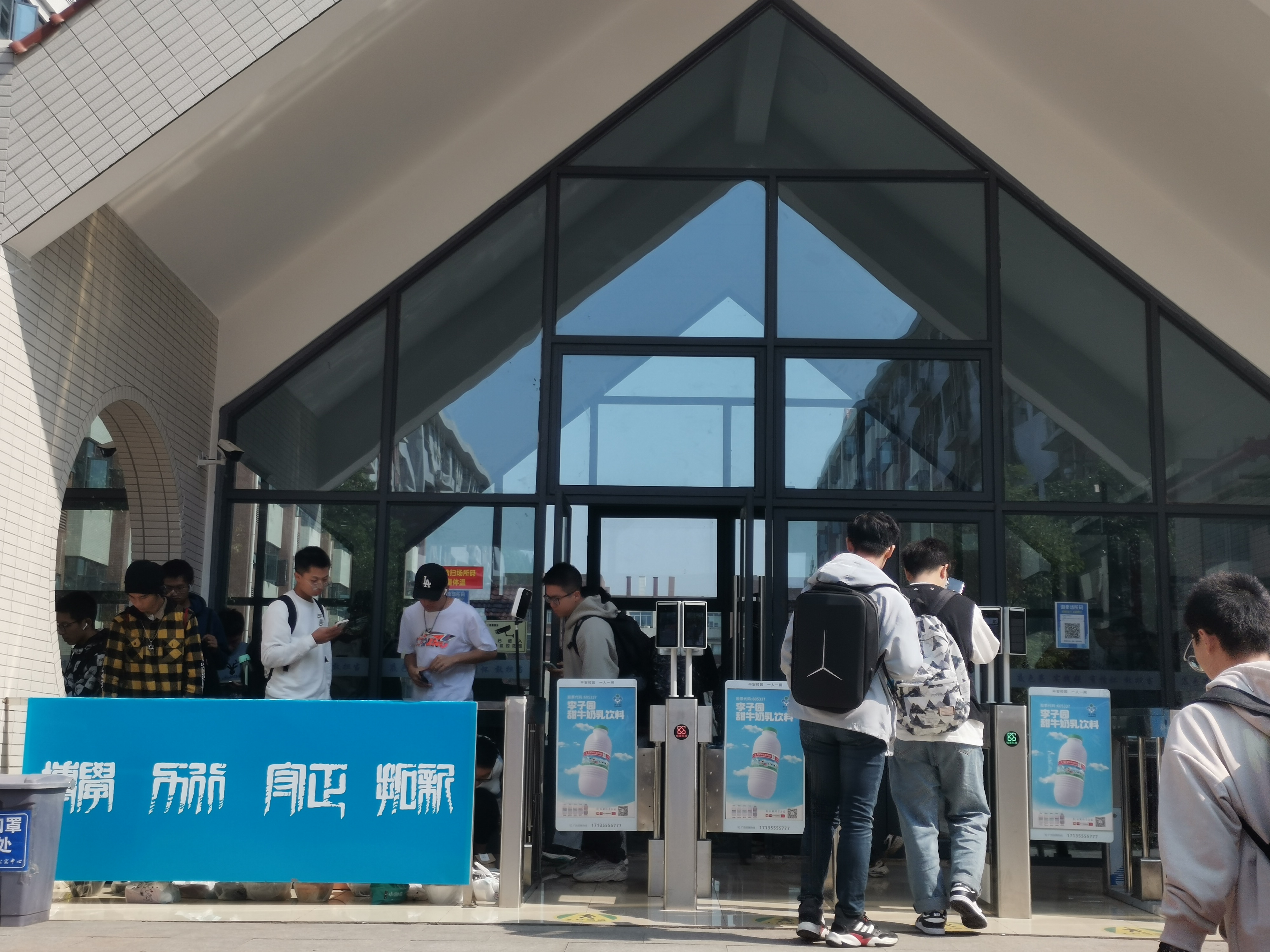 G40滬陜高速公路戶外廣告牌單立柱潛移默化占據(jù)廣告受眾心智
